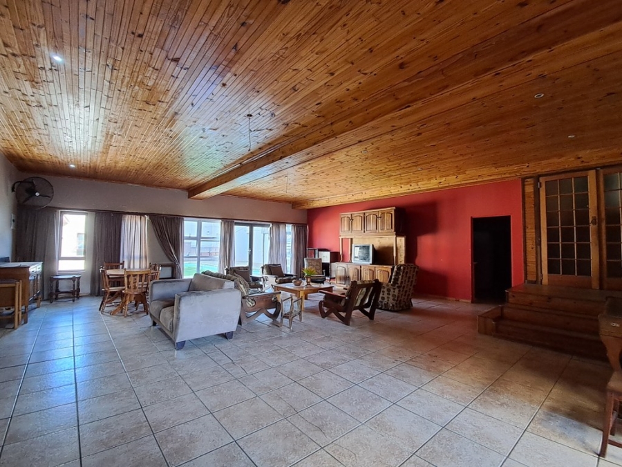 To Let 7 Bedroom Property for Rent in Humansdorp Eastern Cape
